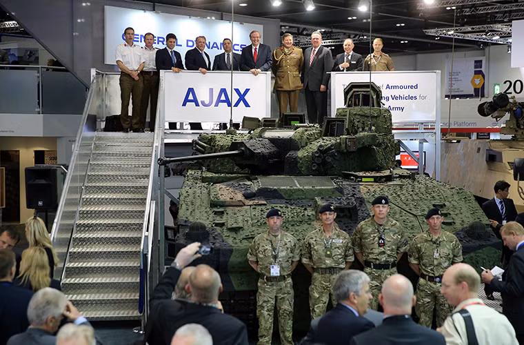Theo Bộ trưởng Quốc phòng Anh Michael Fallon cho biết, trong năm nay Quân đội Anh sẽ thử nghiệm các lữ đoàn phản ứng nhanh đầu tiên của mình đi kèm với đó là việc đưa vào trang bị chính thức Ajax. Các lữ đoàn chính thức sẽ được thành lập trong giai đoạn từ nay đến năm 2020 và chỉ trong vòng vài giờ Quân đội Anh có thể triển khai quân đến bất kỳ khu vực nào tại Châu Âu từ Romania cho đến các nước Baltic. Nguồn ảnh: dmitryshulgin.com