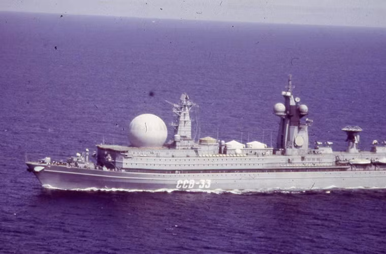 Nhìn chung SSV-33 Ural là một trong những mẫu tàu trinh sát điện tử tốt nhất từng được Liên Xô chế tạo tuy nhiên nó lại ra đời không đúng thời điểm khi Chiến tranh Lạnh đã gần kết thúc. Mặt khác cùng với việc Liên Xô tan rã chi phí để vận hành một con tàu đắt đỏ như SSV-33 Ural là không khả thi trong khi đó Hải quân Nga lại không đủ sức cũng như có nhu cầu vận hành một con tàu trinh sát điện tử khủng lồ như SSV-33 Ural. Nguồn ảnh: QQ.