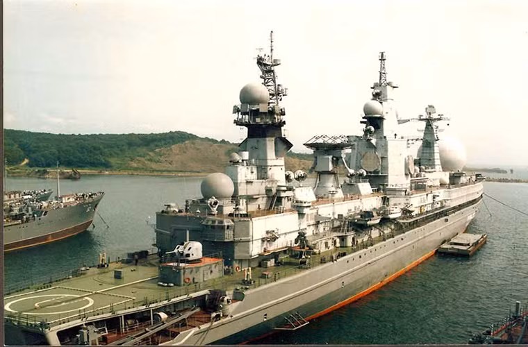 SSV-33 Ural được khởi đóng vào năm 1981 và được đưa vào trang bị vào năm 1989, nó lượng giãn nước lên đến gần 33.000 tấn với chiều dài thân tàu 265m và có bề ngang 30m. Trái tim của SSV-33 Ural là hai lò phản ứng hạt nhân có công suất 49.600 kW, ngoài ra nó còn được trang bị hai nồi hơi phụ chạy bằng dầu nặng. Nguồn ảnh: QQ.