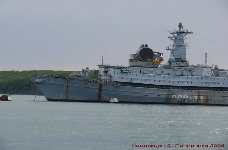 Cuối cùng điều gì đến cũng đã đến, SSV-33 Ural bị rút ra khỏi Hạm đội Thái Bình Dương vào năm 2002 do chi phí để vận hành nó quá đắt đỏ trong khi đó bản thân SSV-33 Ural cũng đã trở nên lỗi thời. Đến năm 2014, Hải quân Nga tỏ ý định tái trang bị lại SSV-33 Ural nhưng không thành và để tháo dỡ con tàu này Moscow còn tốn thêm tới hơn 300 triệu USD một phần do hệ thống lò phản ứng hạt nhân trên SSV-33 Ural. Nguồn ảnh: QQ.