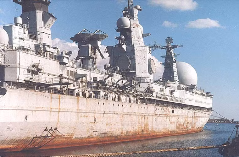 Sau khi được biên chế cho Hạm đội Thái Bình Dương, dù chưa đi vào hoạt động nhưng SSV-33 Ural đã vướng phải ngay rắc rối khi nó quá lớn để có thể neo đậu tại các bến cảng của hạm đội này. Do đó để duy trì hoạt động SSV-33 Ural buộc phải neo xa các cầu cảng khiến việc tiếp tế hậu cần lẫn luân chuyển thủy thủ đoàn trên tàu trên nên khó khăn hơn so với các tàu chiến thông thường. Nguồn ảnh: QQ.