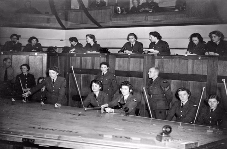 Và từ dữ liệu của hệ thống radar này, trung tâm chỉ huy của Không quân Anh có thể dự đoán được các mục tiêu mà Đức có thể đánh phá và đưa ra phương án đánh chặn hay sơ tán hiệu quả nhất. Nguồn ảnh: RAF Museum.