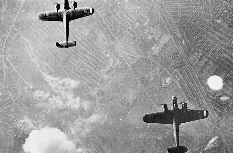 8. Trận chiến nước Anh khiến Luftwaffe bị phân tâm khỏi bức tranh toàn cục trên chiến trường Châu Âu. Theo đó các đợt không kích trả đũa qua lại giữa Anh và Đức vô tình hoặc hữu ý khiến bộ máy chiến tranh Đức tập trung quá nhiều lực lượng vào đây nhưng không tạo ra sự đột phá về mặt chiến lược. Nguồn ảnh: battleofbritain1940.com.