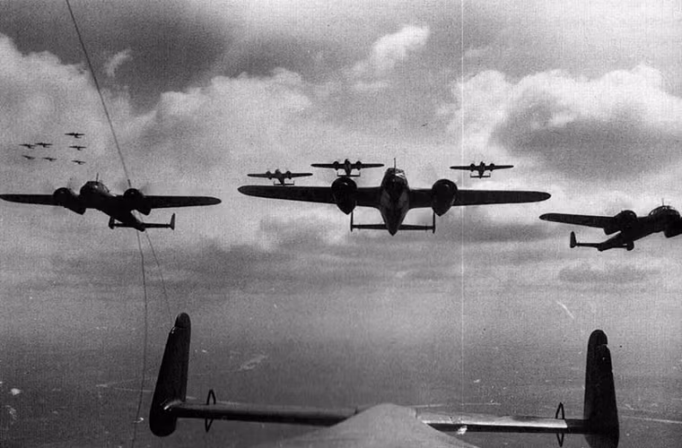 Theo đó trong năm 1940, Luftwaffe có một niềm tin rằng họ có thể đè bẹp ý chí của nước Anh thông qua các đợt không kích với quy mô lớn, nhưng càng về cuối cuộc chiến họ mới nhận rằng những gì họ làm đều là vô nghĩa và nó không giúp được gì nhiều cho chiến lược ở Mặt trận phía Tây. Và dưới đây là 9 nguyên nhân chính dẫn tới thất bại của người Đức. Nguồn ảnh: WWII Today.