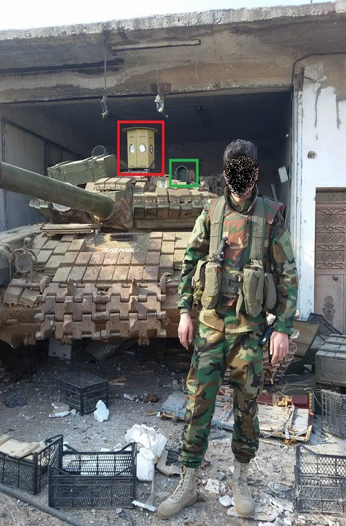 Trước hạn chế này một số trung tâm nghiên cứu công nghệ của Syria được giao nhiệm vụ cải thiện khả năng tác chiến ban đêm trên T-72 và đến năm 2013 họ đã cho ra một giải pháp khả thi nhất. Đó là thay thế TPN-3-49 bằng thiết bị ngắm ảnh nhiệt có tên là Viper-72. Trong ảnh là một chiếc T-72 của SAA với thiết bị ngắm ảnh nhiệt Viper-72 và hệ thống gây nhiễu chủ động Sarab-1. Nguồn ảnh: Within Syria.