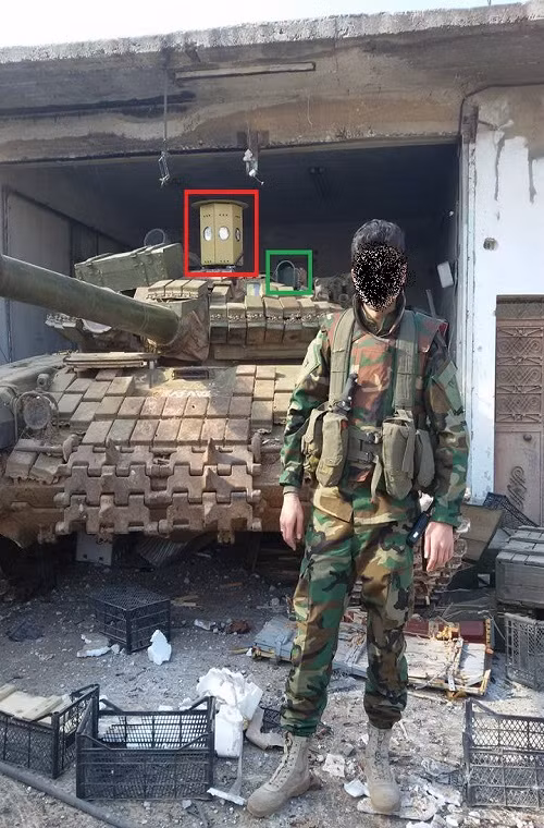 Trước hạn chế này một số trung tâm nghiên cứu công nghệ của Syria được giao nhiệm vụ cải thiện khả năng tác chiến ban đêm trên T-72 và đến năm 2013 họ đã cho ra một giải pháp khả thi nhất. Đó là thay thế TPN-3-49 bằng thiết bị ngắm ảnh nhiệt có tên là Viper-72. Trong ảnh là một chiếc T-72 của SAA với thiết bị ngắm ảnh nhiệt Viper-72 và hệ thống gây nhiễu chủ động Sarab-1. Nguồn ảnh: Within Syria.