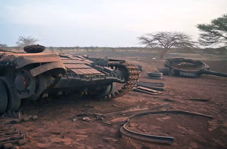 T-90MS và T-14 là những chiếc xe không để đạn pháo trong xe. Vì vậy sẽ tránh được việc tháp pháo bị văng ra xa khỏi thân xe như thế này.