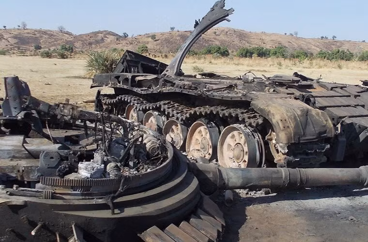 Hình ảnh chiếc tăng T-72 bị tung tháp pháo trong một trận chiến gần đây.