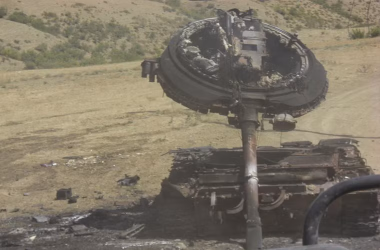 Vì vậy, khi xe bị cháy, nếu có xảy ra vụ nổ tập trung các đầu đạn thì cũng chỉ xảy ra ở phía ngoài và không đủ uy lực làm văng được tháp pháo ra.