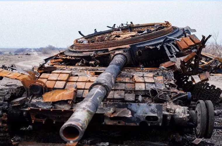 Ngay cả khi trang bị giáp phản ứng nổ, chiếc T-72 nâng cấp này vẫn bị hất lộn ngược tháp pháo khi bị trúng đạn.