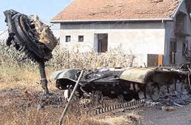 Sức công phá lớn đến nỗi tháp pháo bị tung lên cao và cắm thẳng xuống đất như thế này.