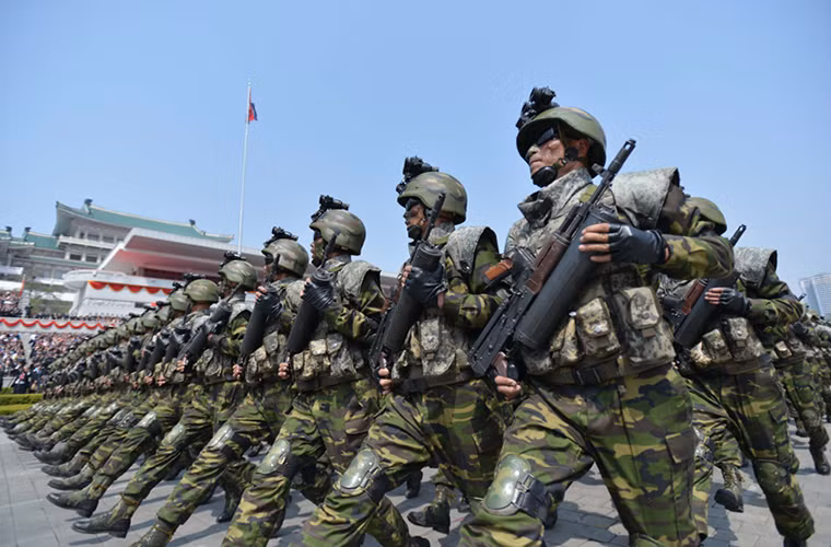 Hình ảnh khối đại diện một đơn vị đặc nhiệm Triều Tiên tiến vào lễ đài trên Quảng trường Kim Nhật Thành hôm 15/4. Nguồn ảnh: DS.