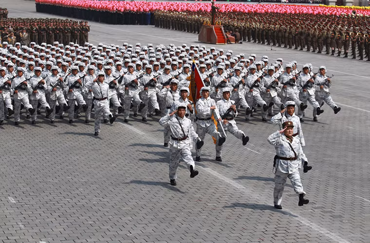 Điều này thể hiện rõ nét nhất thông qua việc cải tiến quân trang, quân phục của Quân đội Triều Tiên giúp họ trở nên chính quy hơn. Mặt khác sự thay đổi này còn giúp tăng khả năng chiến đấu của binh sĩ ở từng loại địa hình hay nhiệm vụ khác nhau. Trong ảnh là binh sĩ Triều Tiên với quân phục ngụy trang mùa đông. Nguồn ảnh: DS.