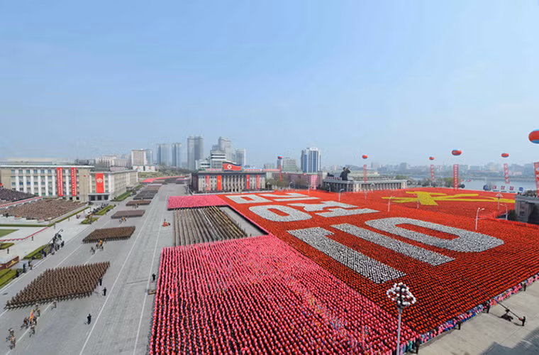 Toàn cảnh Quảng trường Kim Nhật Thành vào hôm 15/4, được biết quảng trường trên có sức chứa lên đến hơn 100.000 người và là nơi thường xuyên diễn ra các hoạt động biểu diễn văn hóa và nghệ thuật tại Bình Nhưỡng. Nguồn ảnh: DS.