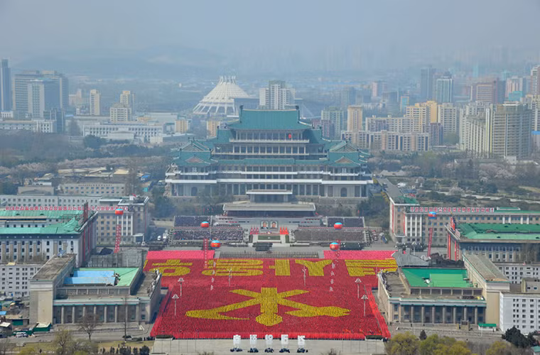 Một góc ảnh khác hướng về toàn cảnh trung tâm của Quảng trường Kim Nhật Thành là Đại học tập đường Nhân dân. Nguồn ảnh: DS.