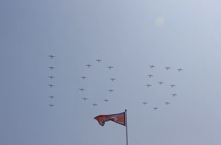 Đội hình máy bay huấn luyện cánh quạt Yak-18 hoặc CJ-5 của Không quân Triều Tiên bay biểu diễn tại lễ duyệt binh. Nguồn ảnh: DS.