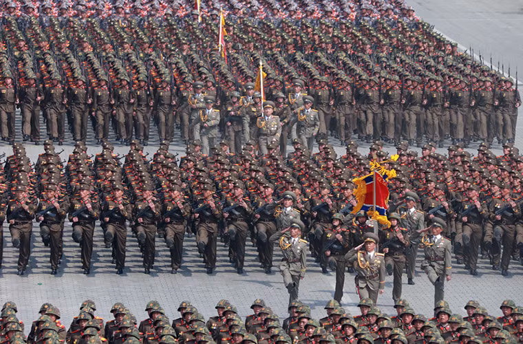 Sự thay đổi tiếp theo chính là vũ khí, Quân đội Triều Tiên hiện tại vẫn còn sử dụng số lượng lớn súng trường tấn công Type 68 đã khá lỗi thời vốn là biến thể sao chép của AK-47 do Liên Xô chế tạo. Để khắc phục điều này Bình Nhưỡng đang dần đưa vào trang bị đại trà súng trường tấn công Type 88 một biến thể của AK-74. Nguồn ảnh: DS.