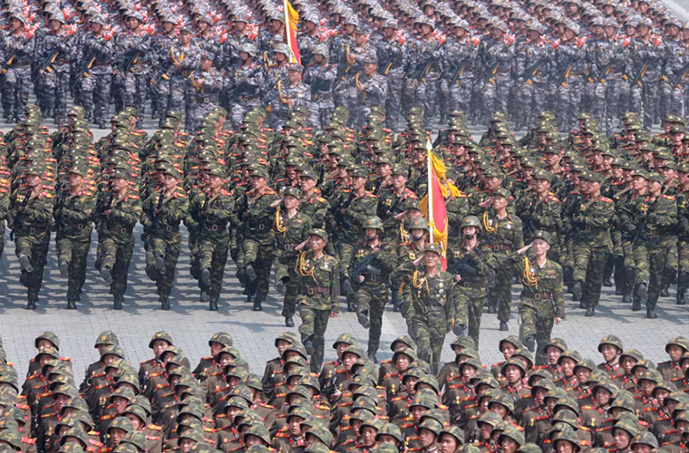 Yếu tố vũ khí và con người có mối quan hệ chặt chẽ với nhau trong việc tái vũ trang cho quân đội ở bất kỳ quốc gia nào. Và một Quân đội Triều Tiên mới đang cố gắng làm điều đó bất chấp các khó khăn hiện tại. Nguồn ảnh: DS.