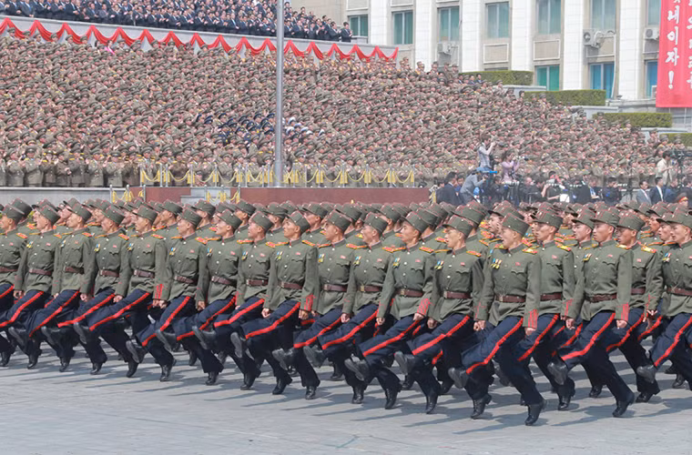 Khối đại diện học viên các trường quân sự Triều Tiên tham gia lễ duyệt binh. Nguồn ảnh: DS.