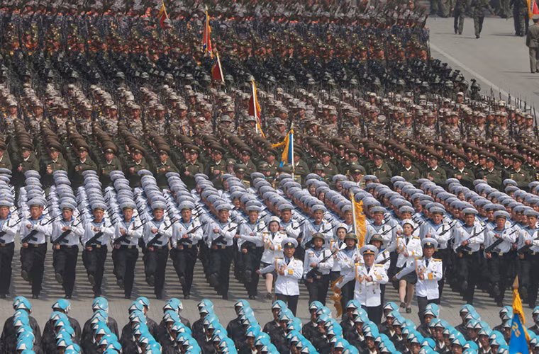 Ở giữa bức hình là đại diện lực lượng Hải quân Triều Tiên, còn đội hình phía trên là đại diện cho lực lượng không quân và sau cùng là một đơn vị an ninh vũ trang. Nguồn ảnh: DS.