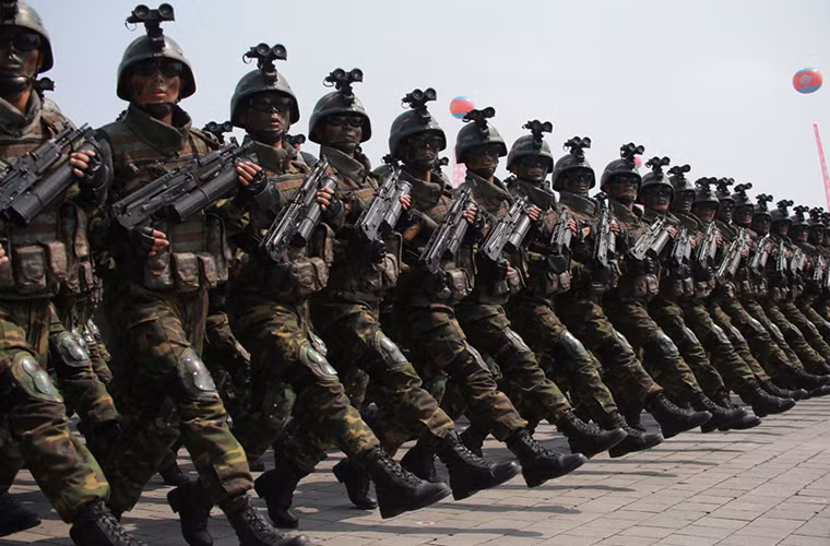 Chỉ trong vòng 5 năm kể từ khi Kim Jung Un lên nắm quyền, Quân đội Triều Tiên đã có sự thay đổi rõ nét về mọi mặt. Nó không đơn thuần chỉ nằm ở các chương trình phát triển tên lửa hay vũ khí hạt nhân mà còn xuất hiện ở mọi đơn vị vũ trang của nước này. Nguồn ảnh: DS.