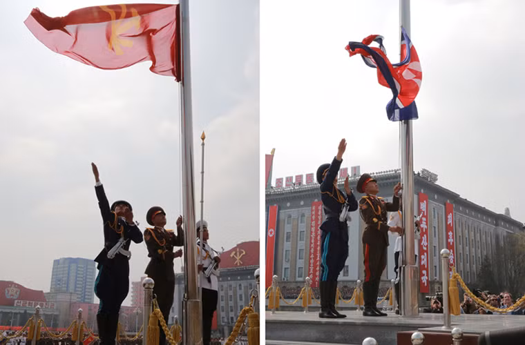 Trong ảnh là quốc kỳ Triều Tiên và cờ của Đảng Lao động Triều Tiên được kéo lên Quảng trường Kim Nhật Thành hôm 15/4. Nguồn ảnh: DS.