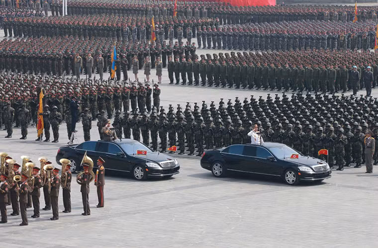 Cận cảnh các đơn vị vũ trang Triều Tiên trước khi lễ duyệt binh được bắt đầu. Ngày sinh của lãnh tụ Kim Nhật Thành ở Triều Tiên còn được gọi là “Ngày Mặt trời” và là một trong những ngày lễ lớn nhất tại quốc gia này. Nguồn ảnh: DS.