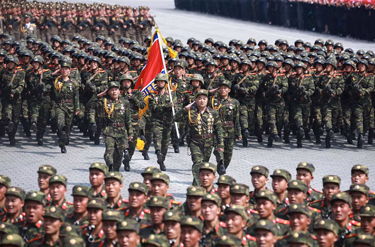 Tiến qua lễ đài lần lượt là các đơn vị vũ trang khác của Quân đội Triều Tiên, hiện tại Triều Tiêu đã dần đưa vào trang bị hàng loạt Type 88 cho các đơn vị chủ lực của mình thay cho mẫu súng trường tấn công Type 68 kiểu cũ. Nguồn ảnh: DS.