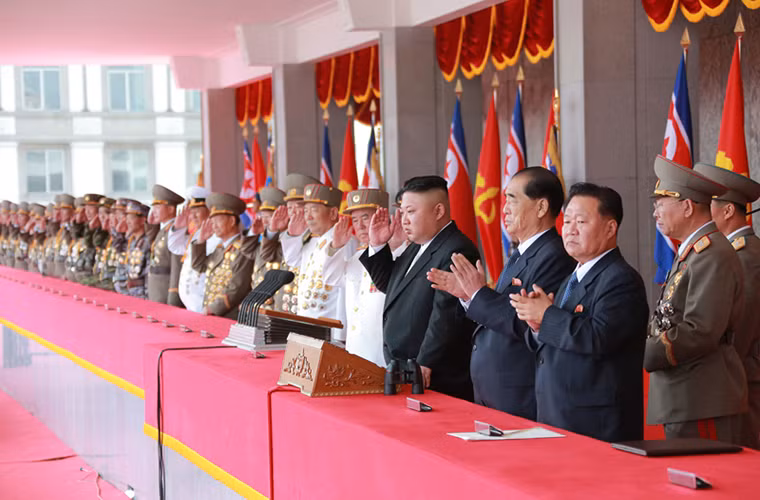 Trong ảnh là lãnh đạo tối cao của Triều Tiên Kim Jung Un (đứng ở giữa) cùng với các tướng lĩnh và quan chức cấp cao của nước này tham gia lễ duyệt binh hôm 15/4 tại Bình Nhưỡng. Nguồn ảnh: DS.