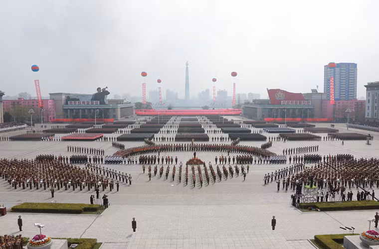 Như mọi năm lễ duyệt binh trên được Triều Tiên tổ chức tại Quảng trường Kim Nhật Thành với sự tham gia của hàng chục ngàn binh sĩ và đại diện các tổ chức dân sự của Triều Tiên. Bên cạnh đó còn có các đơn vị cơ giới quân sự. Nguồn ảnh: DS.