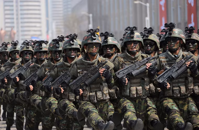 Hình ảnh đặc nhiệm Triều Tiên với Type 88-2 cải tiến kết hợp với đó là áo giáp chống đạn tiêu chuẩn, mũ chống đạn được tích hợp cả kính nhìn đêm. Ngoài ra mỗi binh sĩ còn đượ trang bị thêm một súng ngắn đeo trước ngực. Nguồn ảnh: DS.