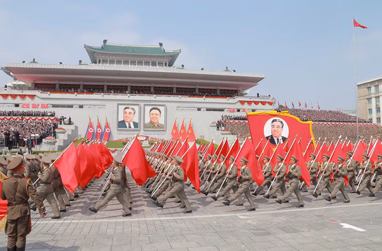 Đội hình hồng kỳ của Quân đội Triều Tiên dẫn đầu các đơn vị vũ trang nước này tiến vào lễ đài bên trong Quảng trường Kim Nhật Thành. Nguồn ảnh: DS.