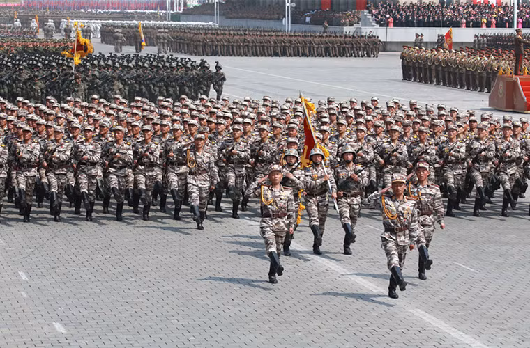 Một khối đại điện lực lượng an ninh vũ trang của Triều Tiên với trang bị chính là súng trường tấn công Type 88. Nguồn ảnh: DS.