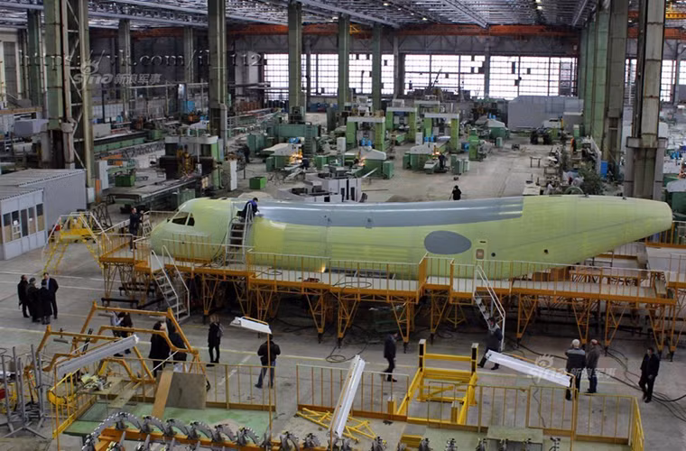 Trong khi đó với dây chuyền sản xuất của Voronezh hiện tại thì nhà máy này mỗi năm có thể cho xuất xưởng khoảng 8 chiếc máy bay IL-112V, con số trên chưa bao gồm các hợp đồng xuất khẩu đối với IL-112V nếu có phát sinh trong tương lai. Nguồn ảnh: Sina.