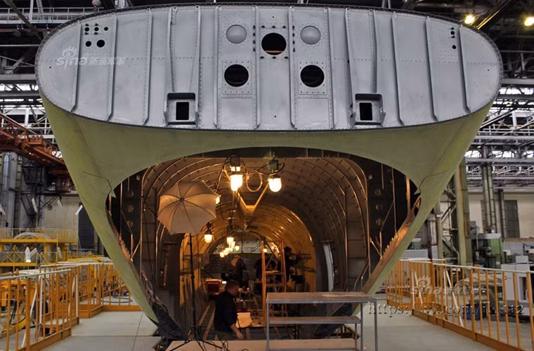 Với nhu cầu hiện tại, Không quân Nga cần tới ít nhất 35 chiếc IL-112V trong tương lai gần để thay thế cho số máy bay vận tải quân sự đã lỗi thời. Con số này có thể tăng lên 100 chiếc trong giai đoạn cuối. Tuy nhiên Bộ Quốc phòng Nga chỉ mới có kế hoạch đặt mua tối đa 62 chiếc. Nguồn ảnh: Sina.