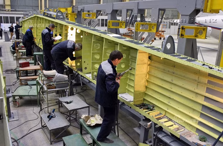 Cận cảnh phần cánh chính của IL-112V được lắp ráp tại Voronezh, nó có sải cánh dài tới 25.74m với diện tích cánh khoảng 300m². Nguồn ảnh: Sina.