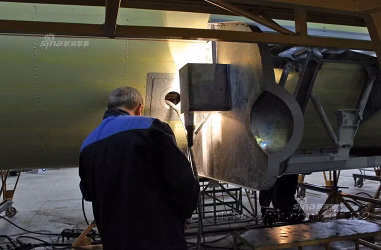 Và số phận của dòng máy bay vận tải quân sự này chỉ mới thực sự rõ ràng vào năm 2015 khi nó được Bộ Quốc phòng Nga lựa chọn để thay thế cho những chiếc Antonov An-26. Và tỉ lệ nội địa hóa trên IL-112V cũng cao nhất trong các dòng máy bay do Nga chế tạo trong những năm trở lại gần đây. Nguồn ảnh: Sina.