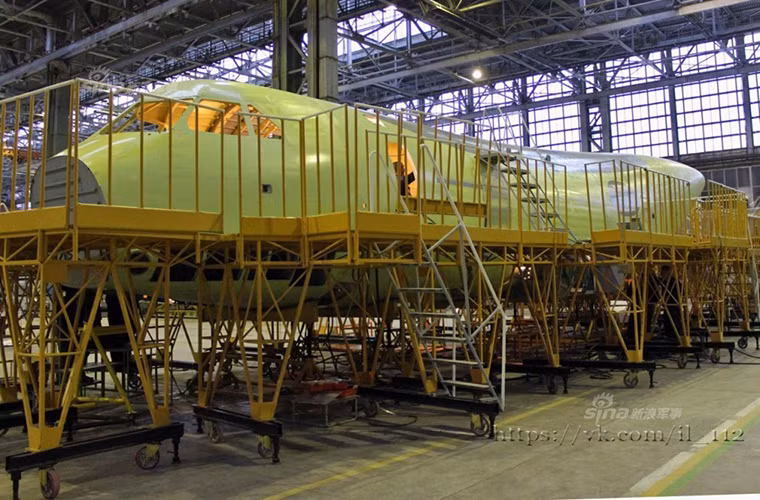 Trong ảnh là phần khung thân hoàn chỉnh của nguyên mẫu IL-112V đầu tiên đang được lắp ráp tại Voronezh. Nguồn ảnh: Sina.