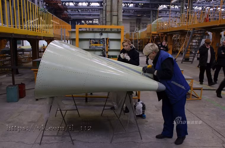 Quy mô sản xuất hạn chế của Voronezh hiện tại nhiều khả năng sẽ ảnh hướng lớn đến tiến độ chuyển giao IL-112V cho Không quân Nga trong tương lai gần khi các đơn hàng ngày càng nhiều hơn. Còn nhà máy này lại không thể được mở rộng trong giai đoạn hiện tại. Nguồn ảnh: Sina.