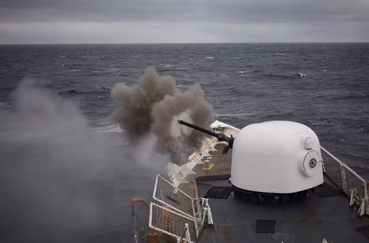 Về hệ thống vũ khí trên USCGC Morgenthau sau khi được chuyển giao cho Việt Nam, nó vẫn được trang bị hải pháo Otobreda 76mm. Hải pháo này có tốc độ bắn khoảng 80 phát/phút với tầm bắn hiệu quả từ 16.000m đến 20.000 tùy thuộc vào loại đạn được triển khai. Nguồn ảnh: blogspot.com.