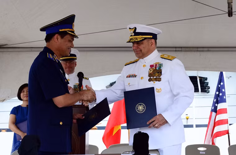 Hình ảnh Trung tướng Nguyễn Quang Đạm (bên trái), Tư lệnh Cảnh sát biển Việt Nam và Chuẩn Đô đốc Michael J. Haycock, trợ lý tham mưu trưởng về quân dụng và cán bộ chuyên trách quân dụng, thuộc Lực lượng Tuần duyên Mỹ, bắt tay trong buổi lễ bàn giao USCGC Morgenthau tại Căn cứ Honolulu hôm 25/5. Nguồn ảnh: dvidshub.net.