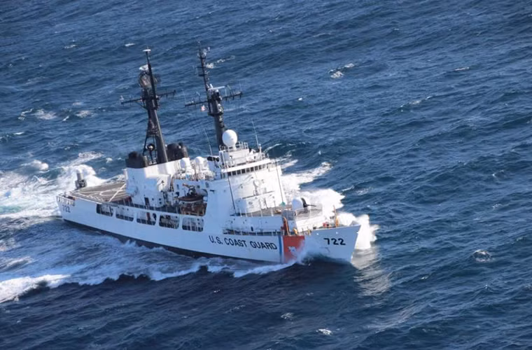 Tàu CSB 8020 có lượng giãn nước tối đa 3.250 tấn, có chiều dài cơ sở 115m, chiều rộng 13m, với thủy thủ đoàn 160 người. Do được thiết kế để tuần tra hàng hải nên tất cả các tàu Hamilton đều được trang bị sàn đáp trực thăng với khả năng mang theo một số loại trực thăng hải quân nhất định. Nguồn ảnh: Naval Today.