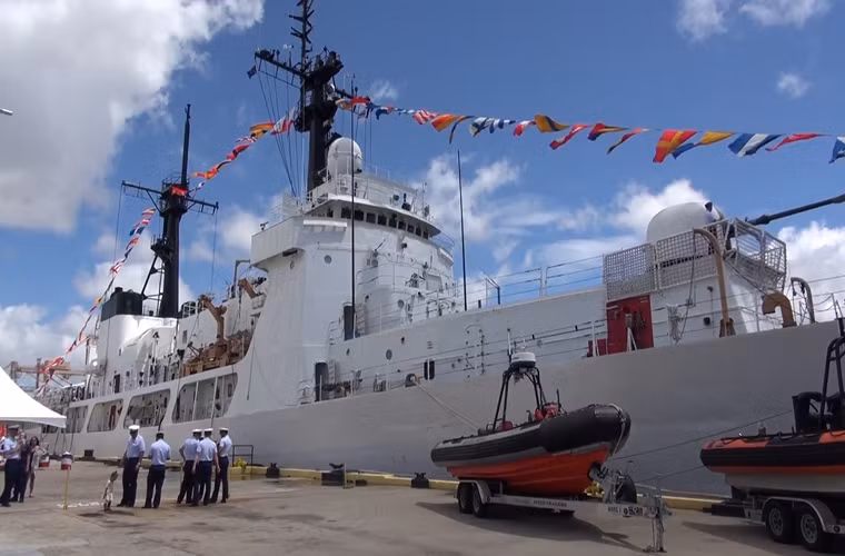 Cận cảnh tàu USCGC Morgenthau trong buổi lễ chuyển giao hôm 25/5, sau khi về Việt Nam con tàu này sẽ được đổi tên thành tàu Cảnh sát biển CSB-8020. Trong ảnh ta có thể thấy hầu hết hệ thống vũ khí trên USCGC Morgenthau vẫn được giữ nguyên kể cả hải pháo Otobreda 76mm. Nguồn ảnh: dvidshub.net.