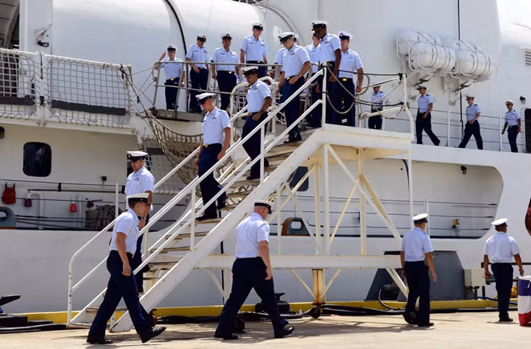 Được biết việc chuyển giao tàu USCGC Morgenthau là một phần trong chương trình bán trang bị quốc phòng dư thừa (EDA) giữa hai nước được thỏa thuận cách đây không lâu. Và USCGC Morgenthau được kỳ vọng sẽ giúp Cảnh sát Biển Việt Nam cải thiện năng lực chấp pháp trên biển nhất là trên Biển Đông. Trong ảnh là thủy đoàn USCGC Morgenthau rời khỏi tàu trước khi được bàn giao cho đại diện Việt Nam. Nguồn ảnh: dvidshub.net.