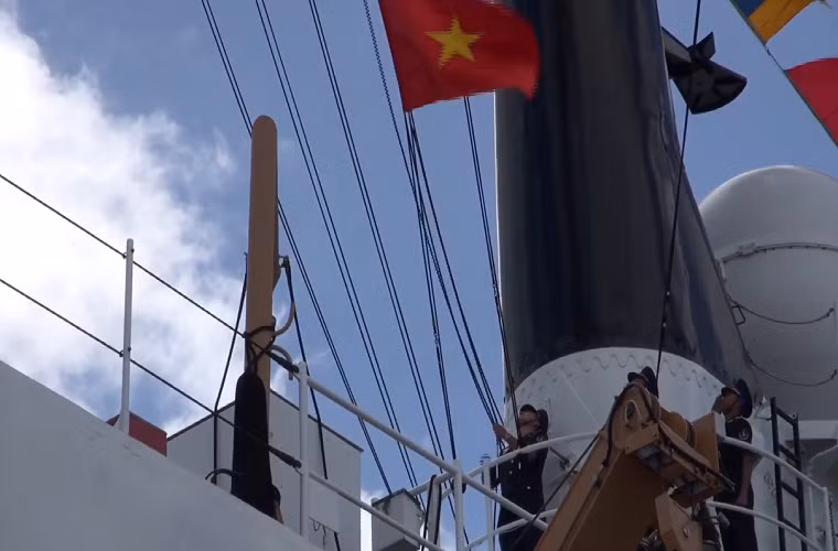 Khoảng khắc thủy thủ đoàn tàu CSB-8020 kéo quốc kỳ nước ta lên trên tàu USCGC Morgenthau. Được biết trước khi chuyển giao cho Việt Nam tàu USCGC Morgenthau cũng được bảo dưỡng và sơn mới lại hoàn toàn với màu sơn trắng đặc trưng. Nguồn ảnh: dvidshub.net.