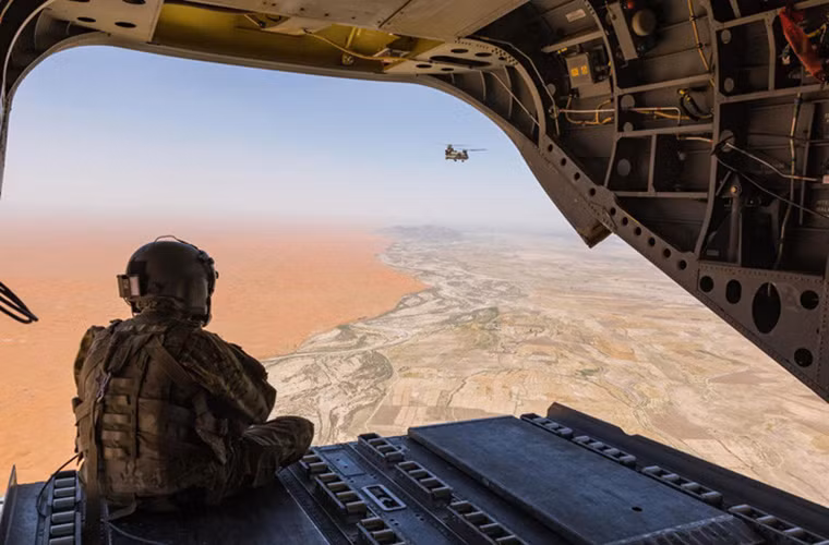 Một viên phi công trực thăng Chinook của lục quân Mỹ từ máy bay theo dõi sa mạc Registan ở tỉnh Helmand, Afghanistan. Nguồn ảnh: Lục quân Mỹ.