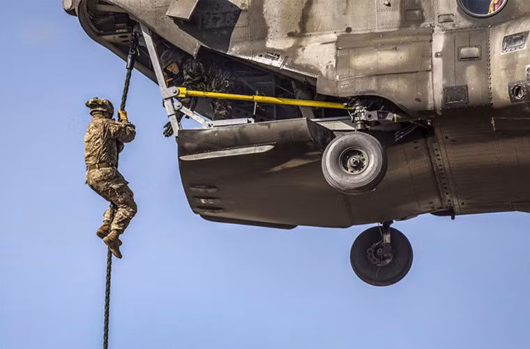 Lính đổ bộ đường không Mỹ thực hành dùng dây thừng để tiếp đất từ máy bay trực thăng trong cuộc tập trận ngày 22/5 ở Hy Lạp. Nguồn ảnh: Lục quân Mỹ.