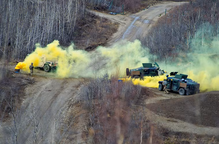 Quân nhân Mỹ ở pháo đài Alaska cho nổ lựu đạn khói để đánh dấu đã chiếm được một trong các mục tiêu cần thiết để tái chiếm cảng giả định. Nguồn ảnh: Lục quân Mỹ.