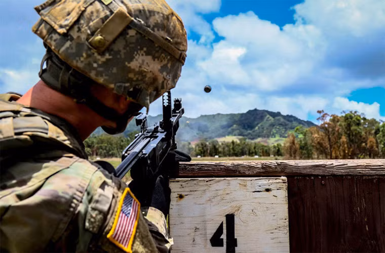Một lính lục quân Mỹ bắn súng phóng lựu trong cuộc thi Chiến binh Giỏi nhất Mặt trận Thái Bình Dương ở Hawaii. Nguồn ảnh: Lục quân Mỹ.