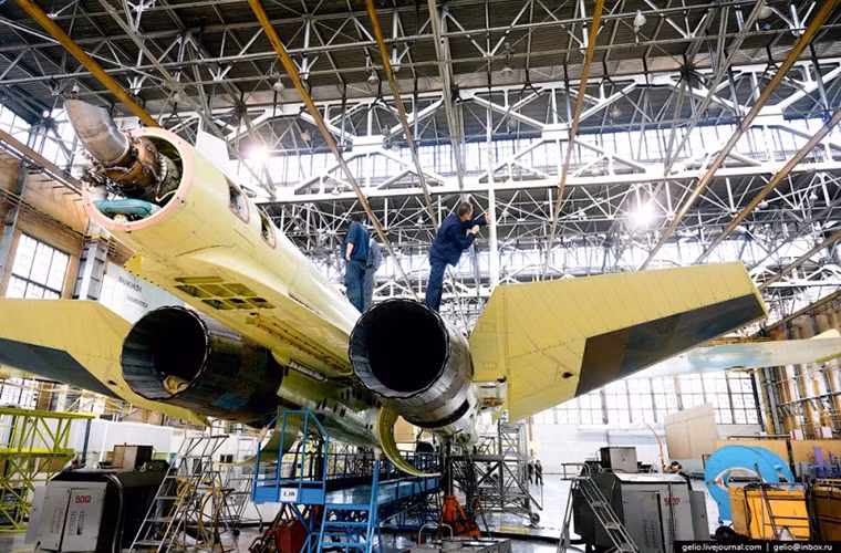 Tính tới thời điểm hiện tại Su-34 là dòng tiêm kích-bom đáng sợ nhất từng được Nga chế tạo vượt xa các đàn anh của nó trước đây. Bên cạnh khả năng tấn công mặt đất Su-34 cũng có thể tham gia không chiến không kém gì các mẫu tiêm kích đa năng do Sukhoi chế tạo. Nguồn ảnh: arms-expo.